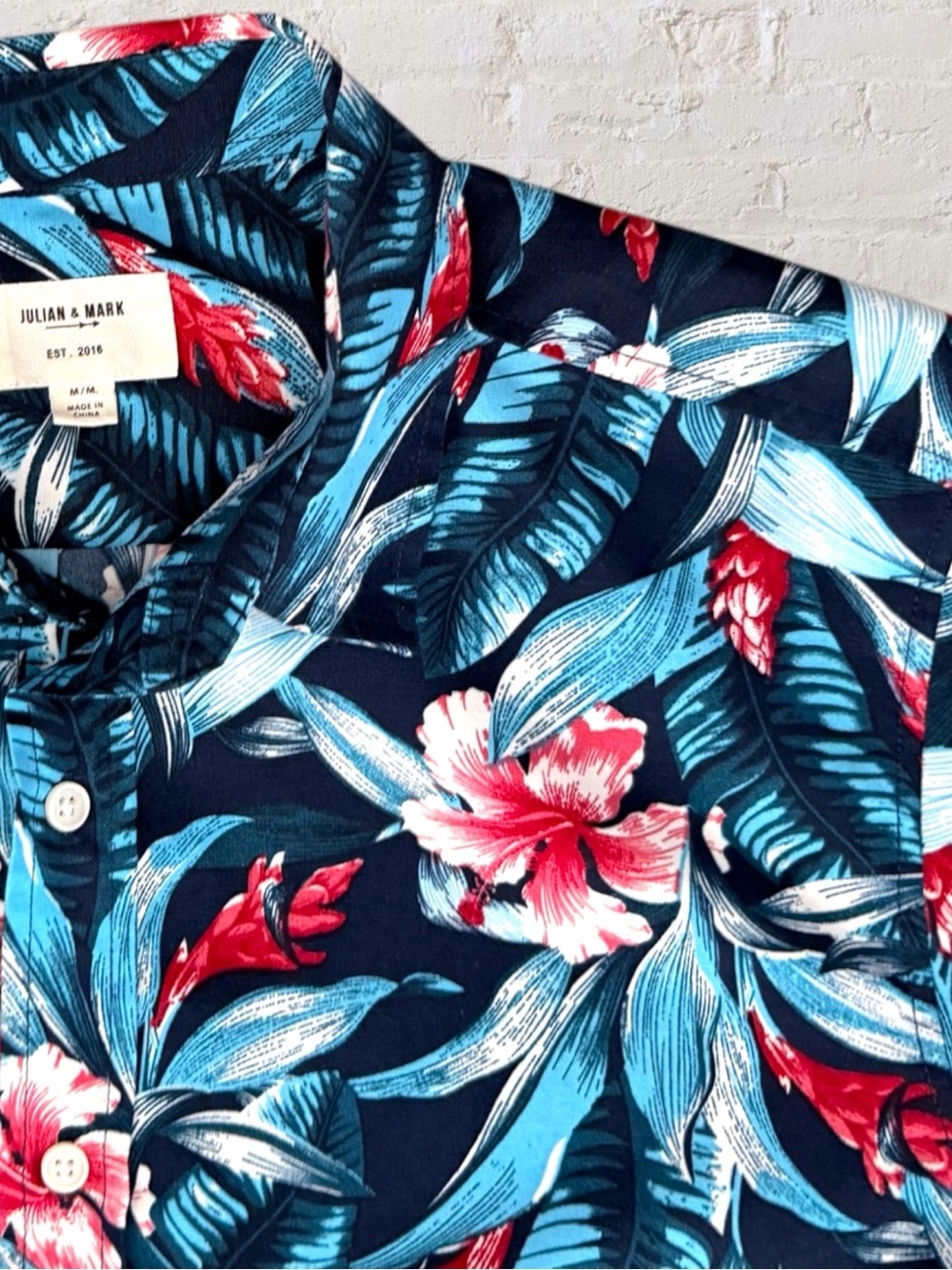 Julian & Mark Hawaiian Shirt Mens M Tropical Floral Navy Resort Aloha - Picture 3 of 9